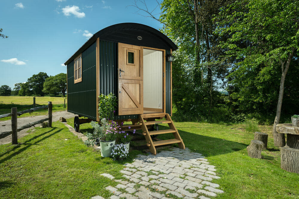 BLACKDOWN SHEPHERD HUTS SHOWCASE THEIR TOP OF THE RANGE GLAMPING HUTS AT UK GLAMPING SHOW