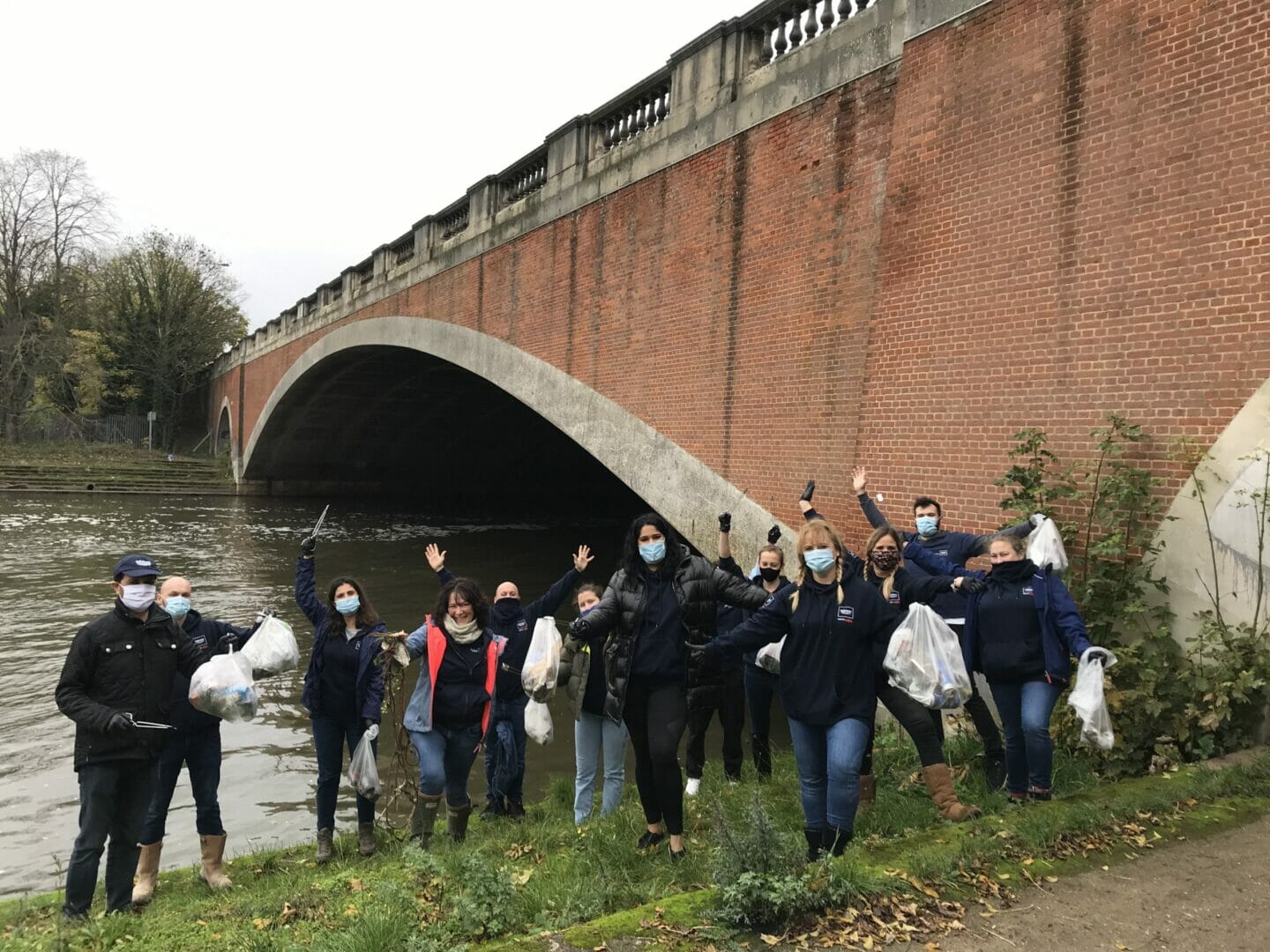 GROHE UK team tackles Thames’ plastic litter as part of LIXIL Community Month