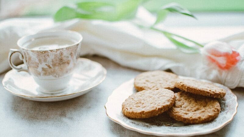 Four Ways to Host a Low-Waste Tea Party This Summer