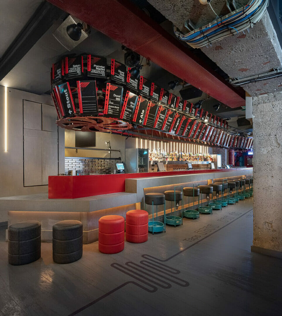 Tapped is a rousing new bar onGrafton Street, centrally locatedin the thriving and energetic hubof Dublin City, Ireland. Tappedis a marriage of industrial style,colour pop transformation,breathing new life into anold building to attract a new,more modern generation ofcustomers.
